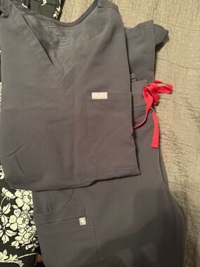 Figs charcoal Scrub Set with Red Drawstring
